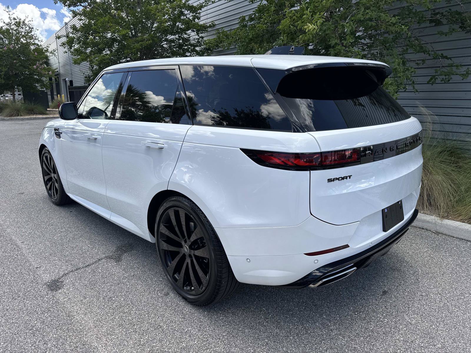 Used 2024 Land Rover Range Rover Sport Dynamic SE AWD/4WD image 3