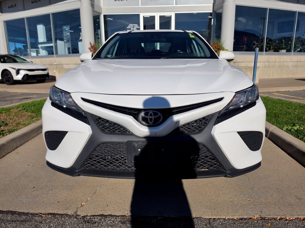 Used 2019 Toyota Camry SE FWD image 2
