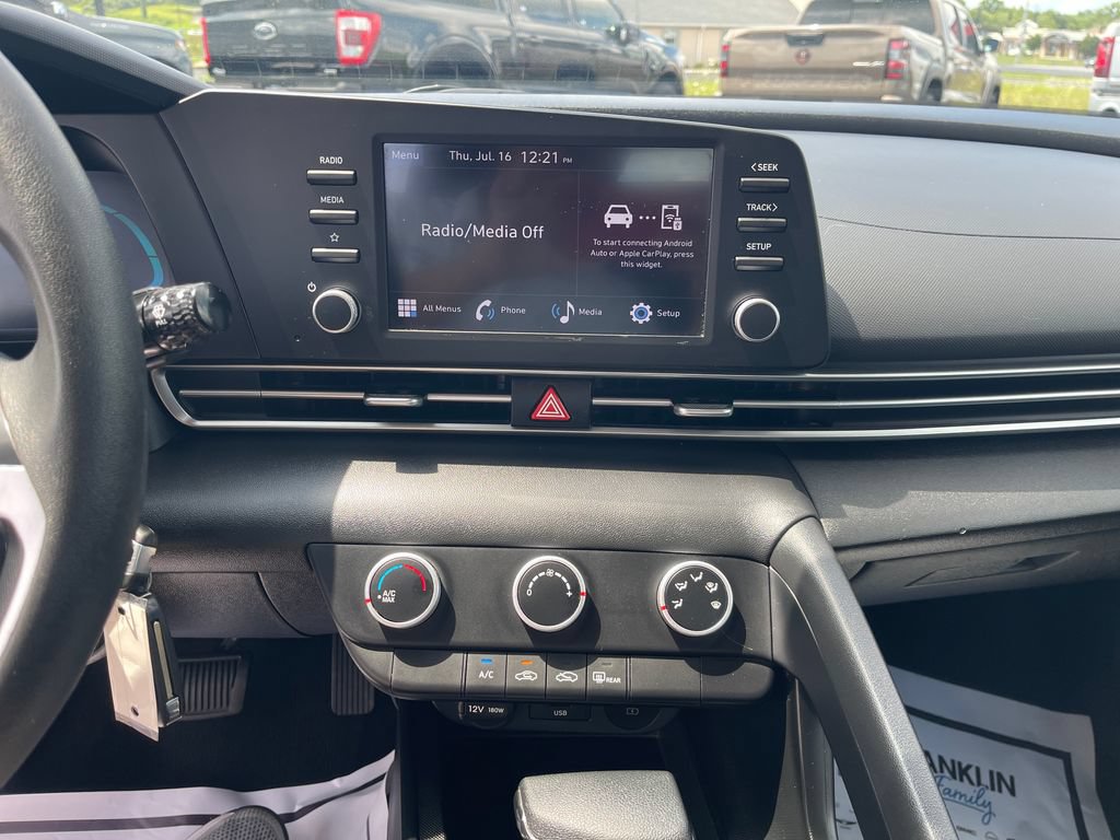 Used 2025 Hyundai Elantra SE FWD image 20