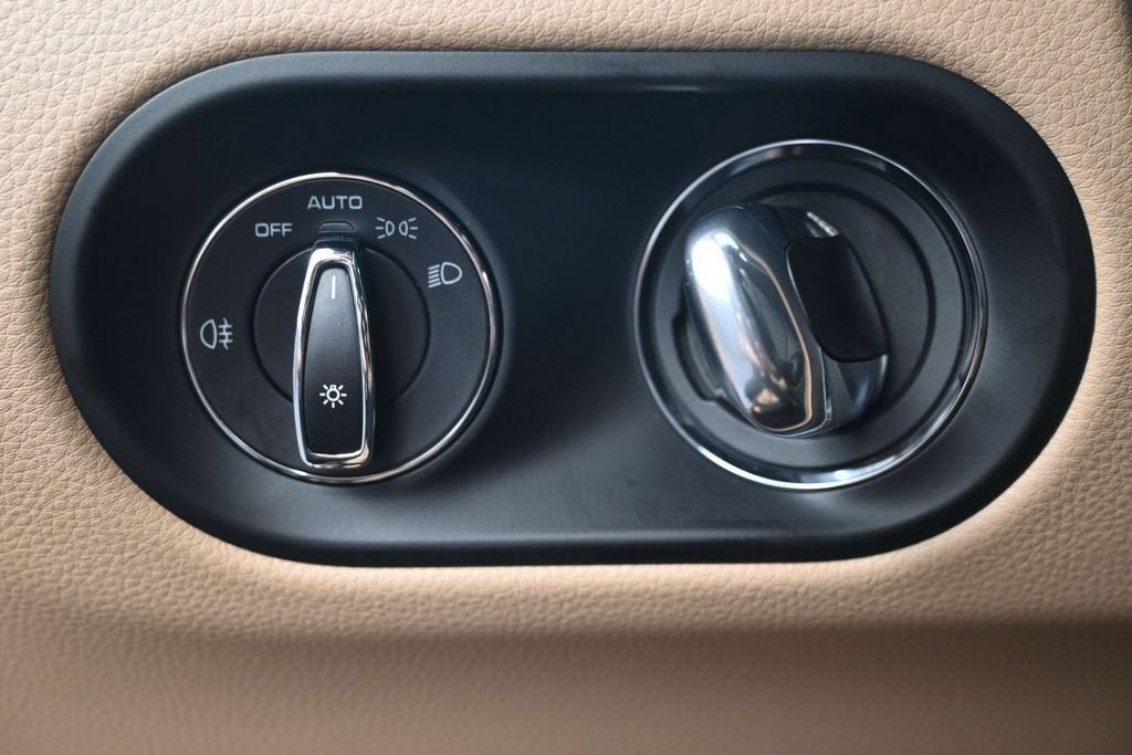Certified 2026 Porsche Macan AWD/4WD image 22