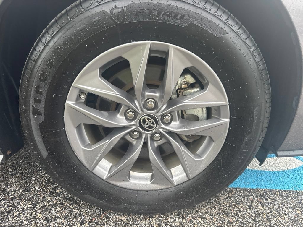 Used 2024 Toyota Sienna LE AWD/4WD image 3