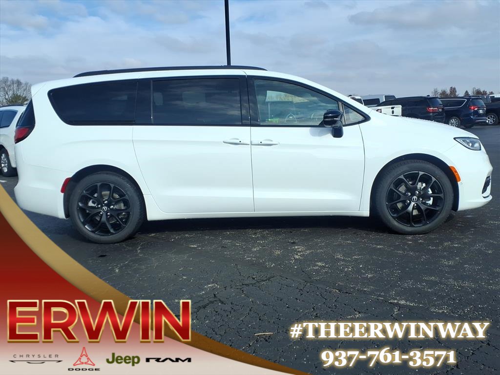 New 2026 Chrysler Pacifica Select w/ S Appearance Package image 6