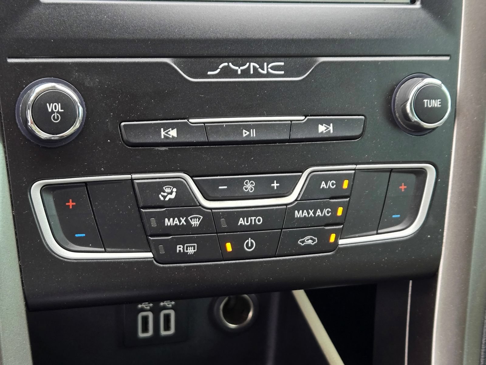 Used 2019 Ford Fusion SE FWD image 16