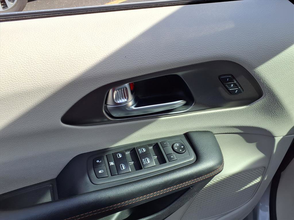 Used 2020 Chrysler Pacifica Touring-L image 13