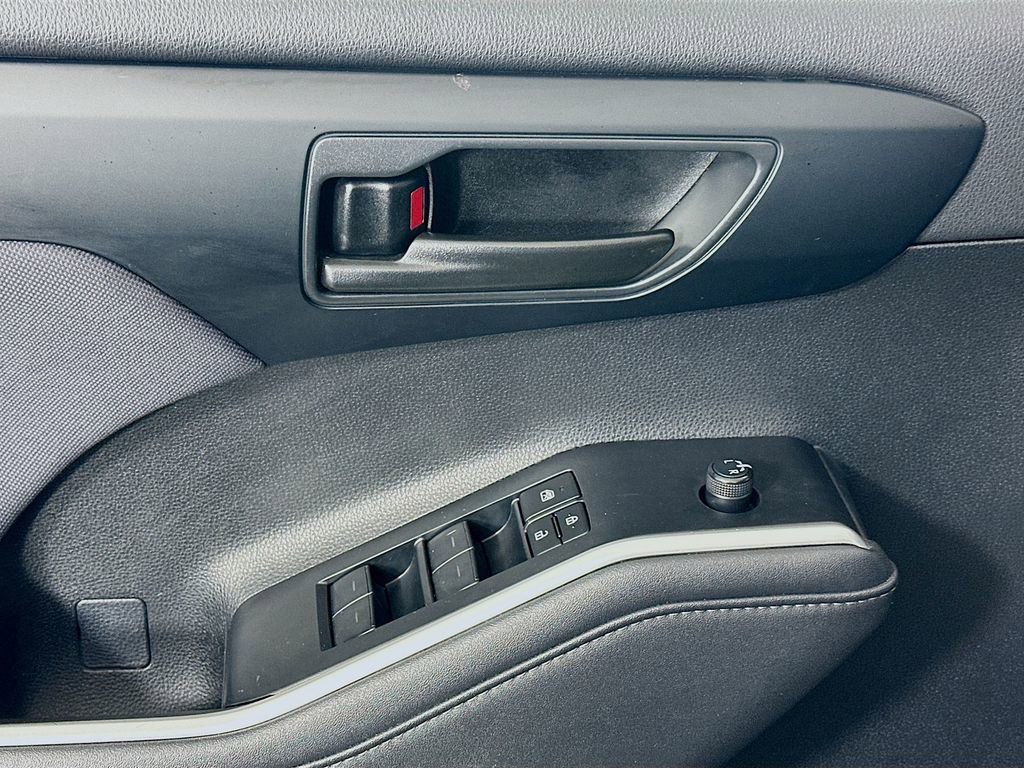 Used 2023 Toyota Highlander LE image 18