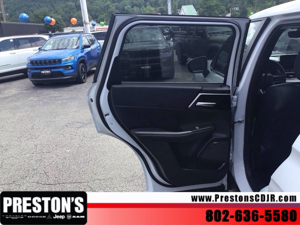 Used 2025 Mitsubishi Outlander AWD image 21