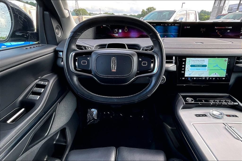 Used 2025 Lincoln Navigator Reserve AWD/4WD image 10
