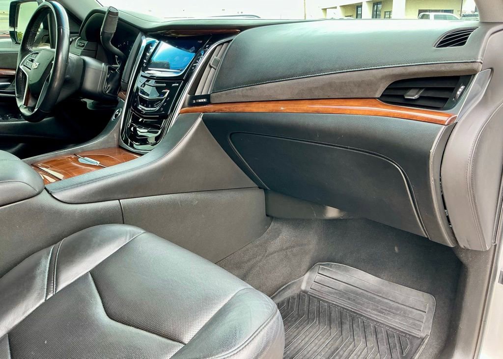 Used 2019 Cadillac Escalade Luxury AWD/4WD image 24