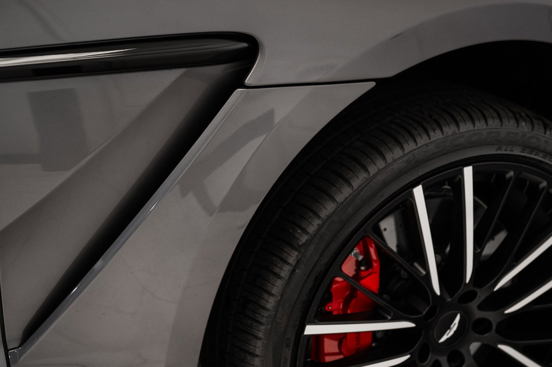 Used 2025 Aston Martin DBX 707 image 9