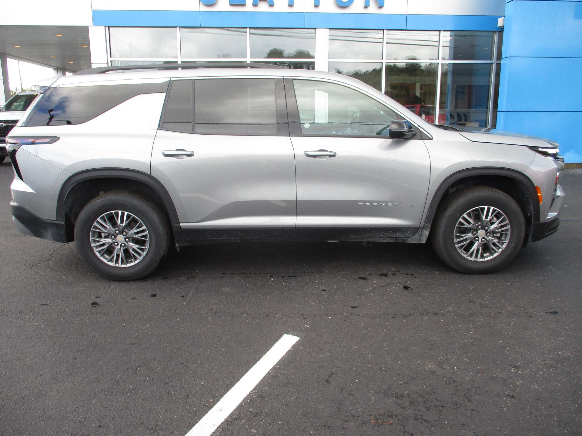 Used 2025 Chevrolet Traverse LT image 2