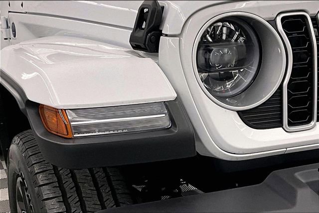 Used 2025 Jeep Wrangler Unlimited Sahara w/ Safety Group image 36