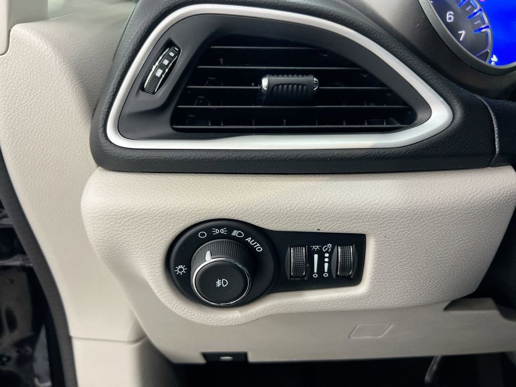 Used 2024 Chrysler Pacifica Touring-L image 18