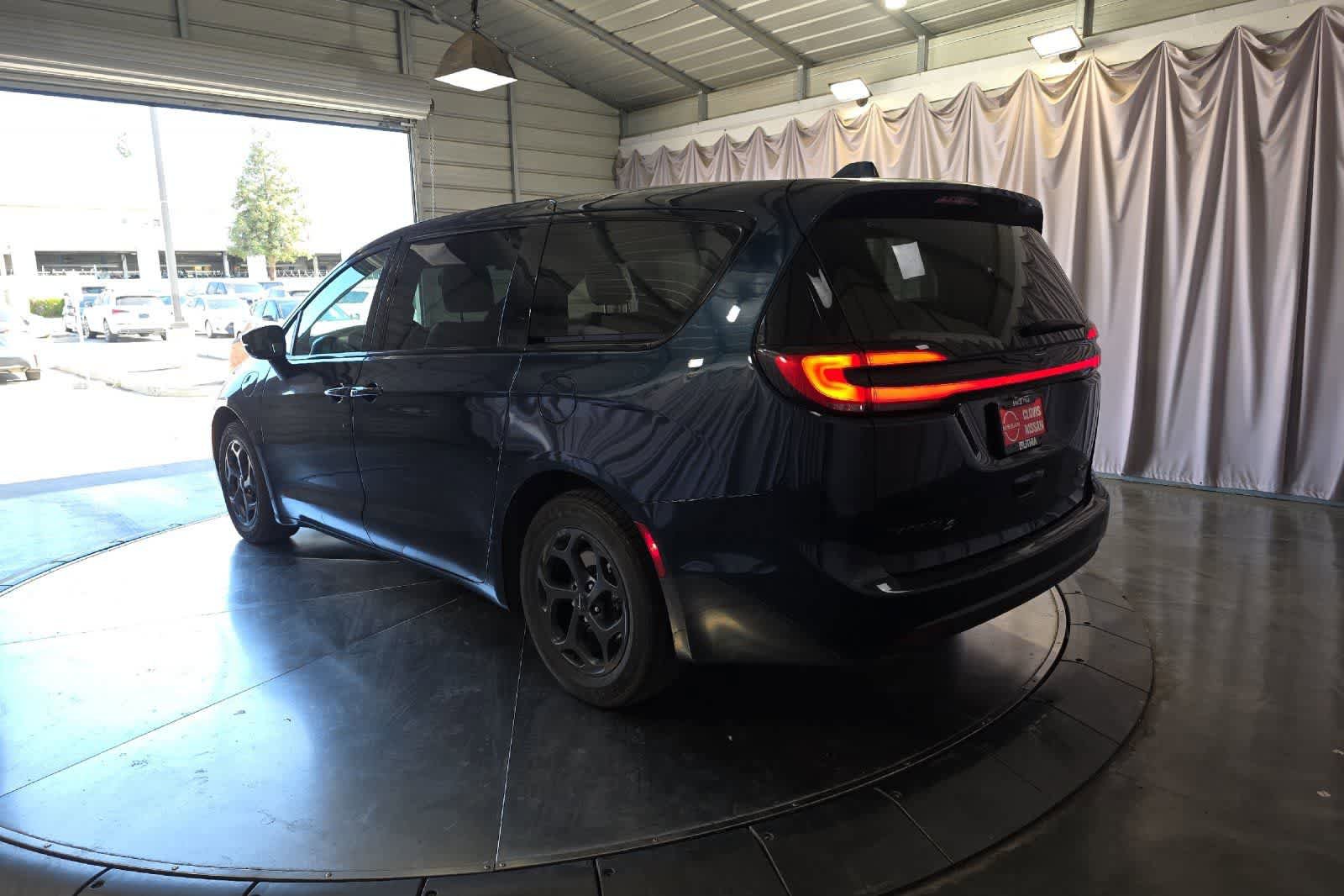 Used 2022 Chrysler Pacifica Touring-L w/ S Appearance Package FWD image 7
