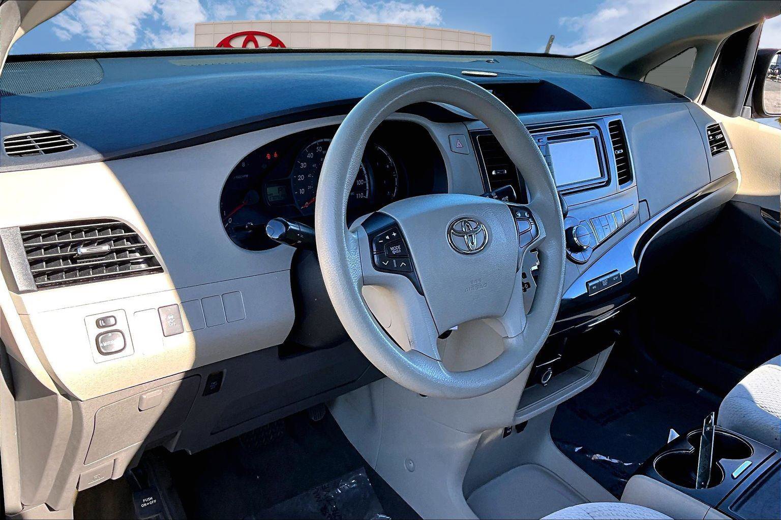 Used 2013 Toyota Sienna LE w/ Towing Pkg image 12