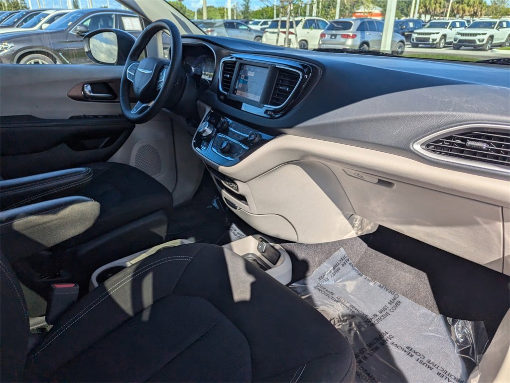 Used 2023 Chrysler Voyager LX image 9