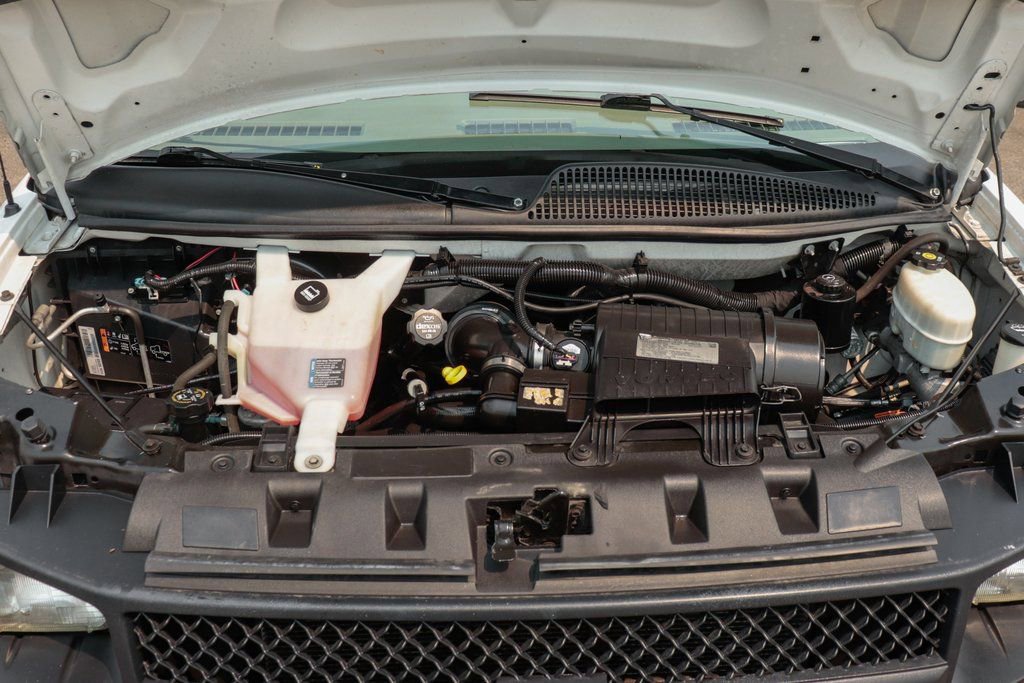 Used 2015 Chevrolet Express 4500 RWD image 18