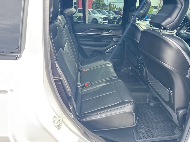 Used 2023 Jeep Grand Cherokee Overland w/ Luxury Tech Group IV AWD/4WD image 10