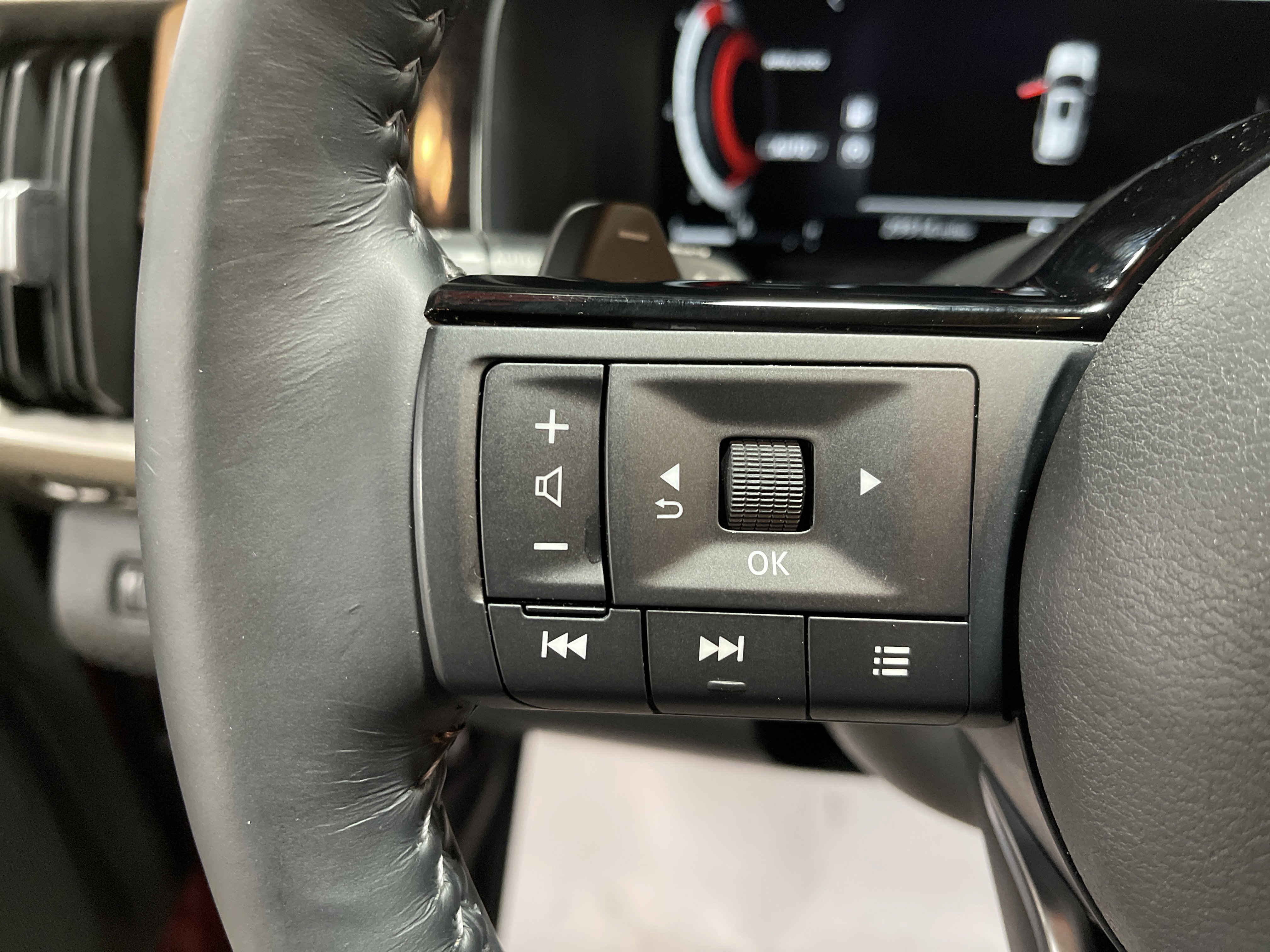 Used 2023 Nissan Pathfinder Platinum w/ Cargo Package image 21