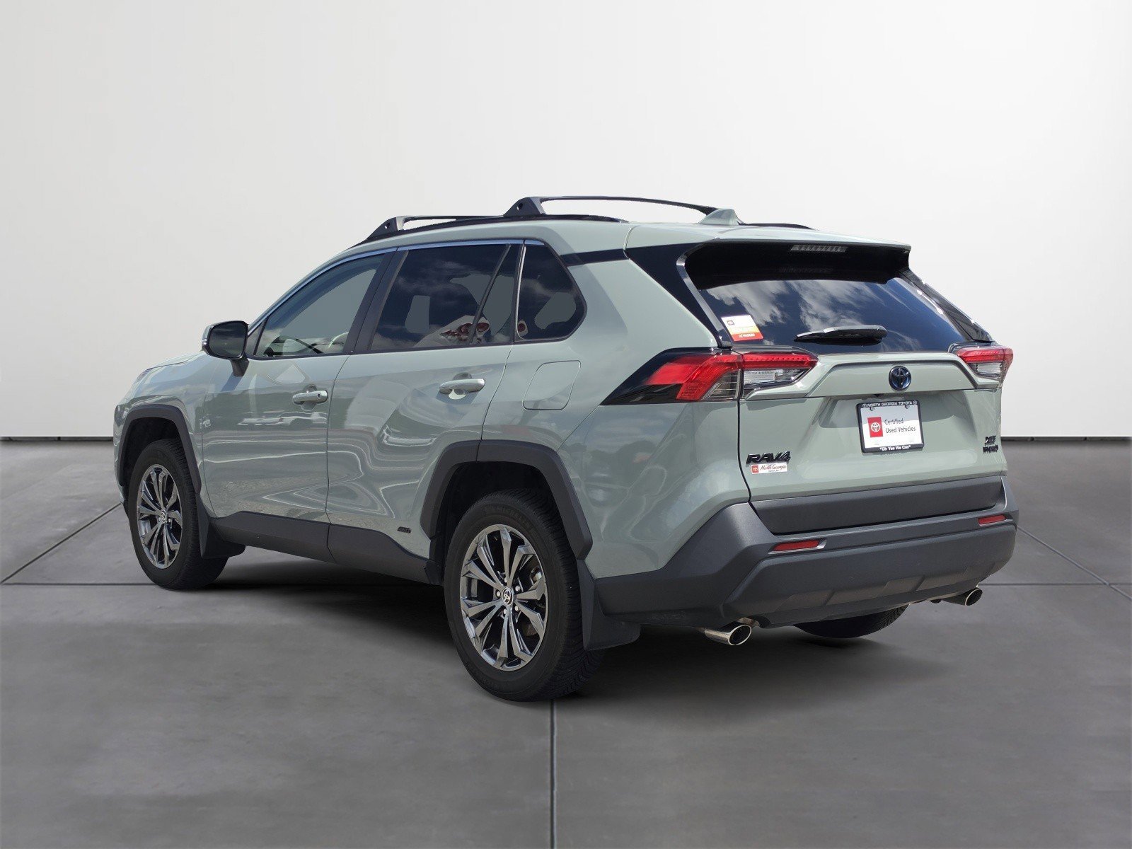 Used 2022 Toyota RAV4 XLE Premium AWD/4WD image 4