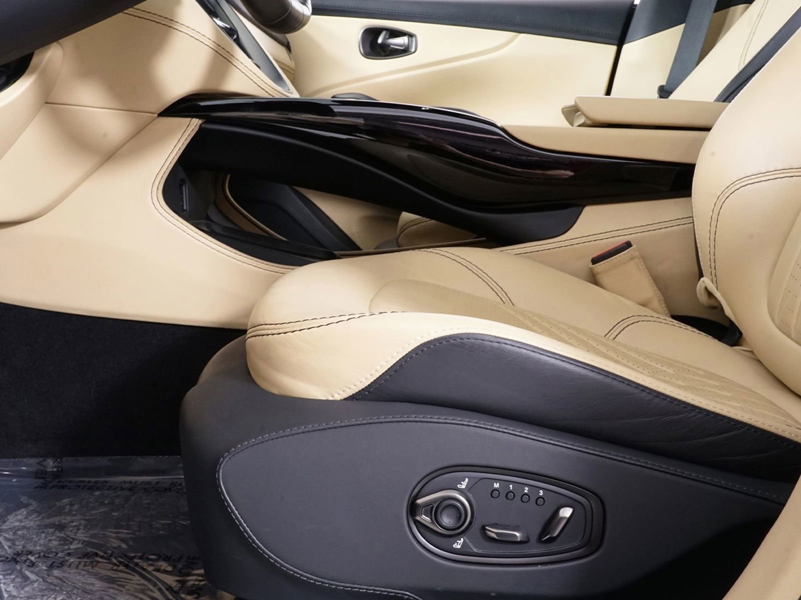 Used 2023 Aston Martin DBX image 25