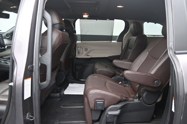 Used 2022 Toyota Sienna Platinum FWD image 11
