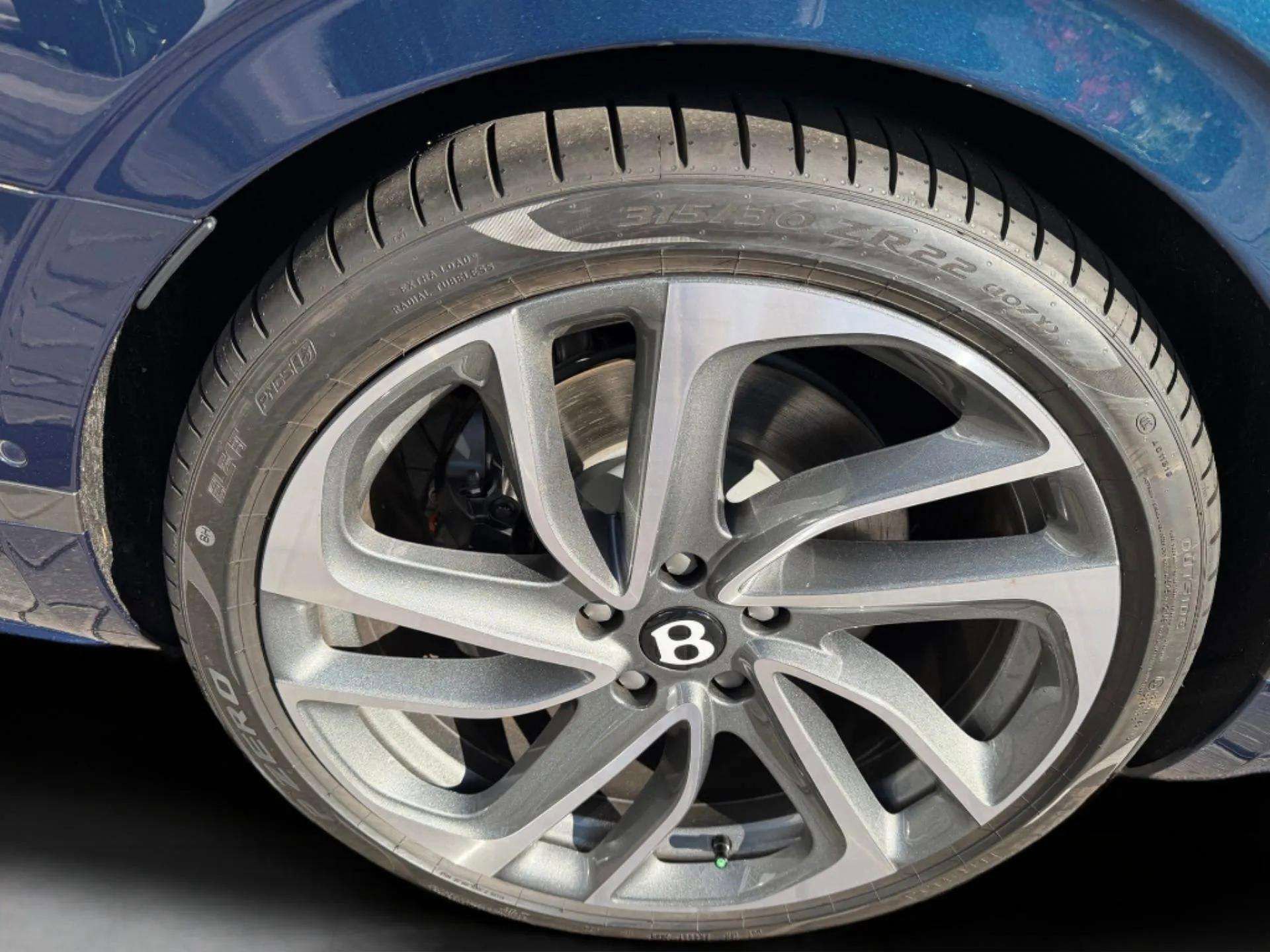 Used 2025 Bentley Flying Spur Plug-In Hybrid AWD/4WD image 56