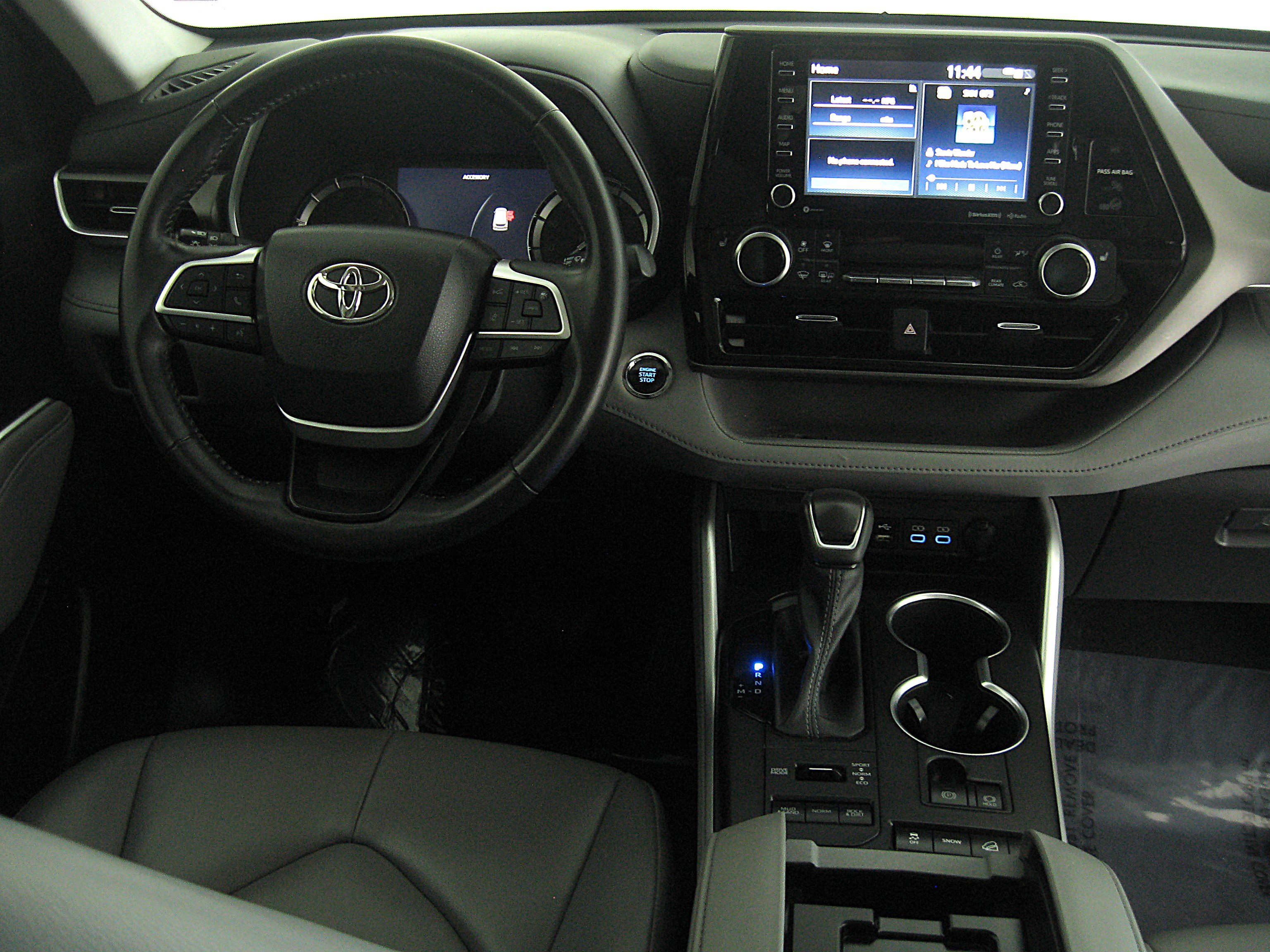 Used 2022 Toyota Highlander XLE image 2