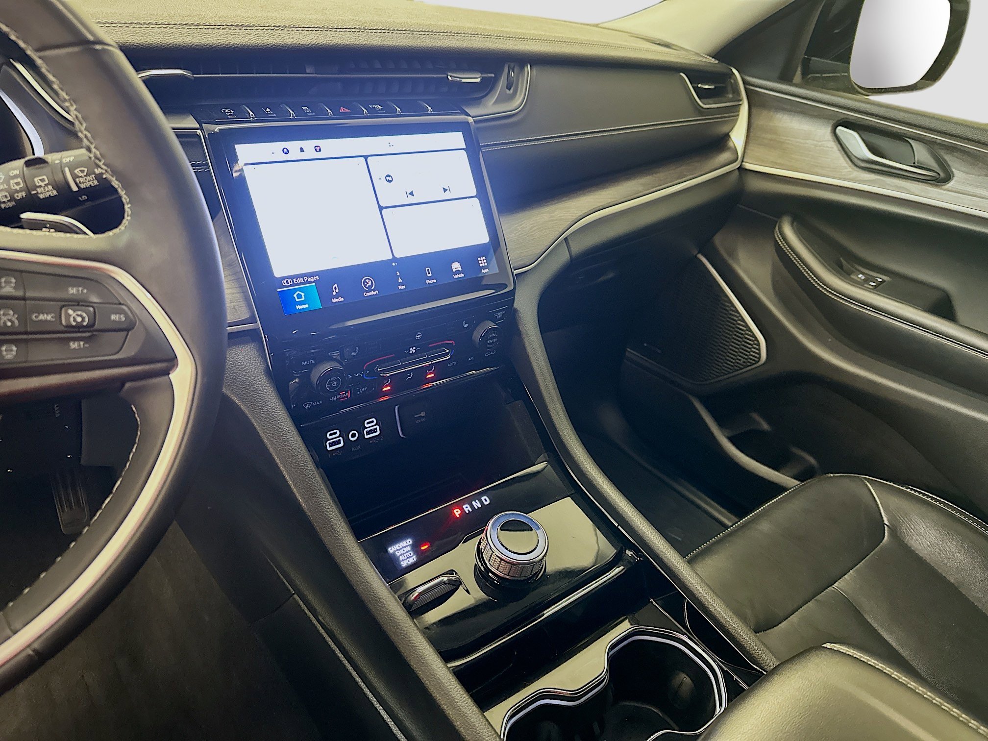 Used 2023 Jeep Grand Cherokee L Limited w/ Black Appearance Package image 26