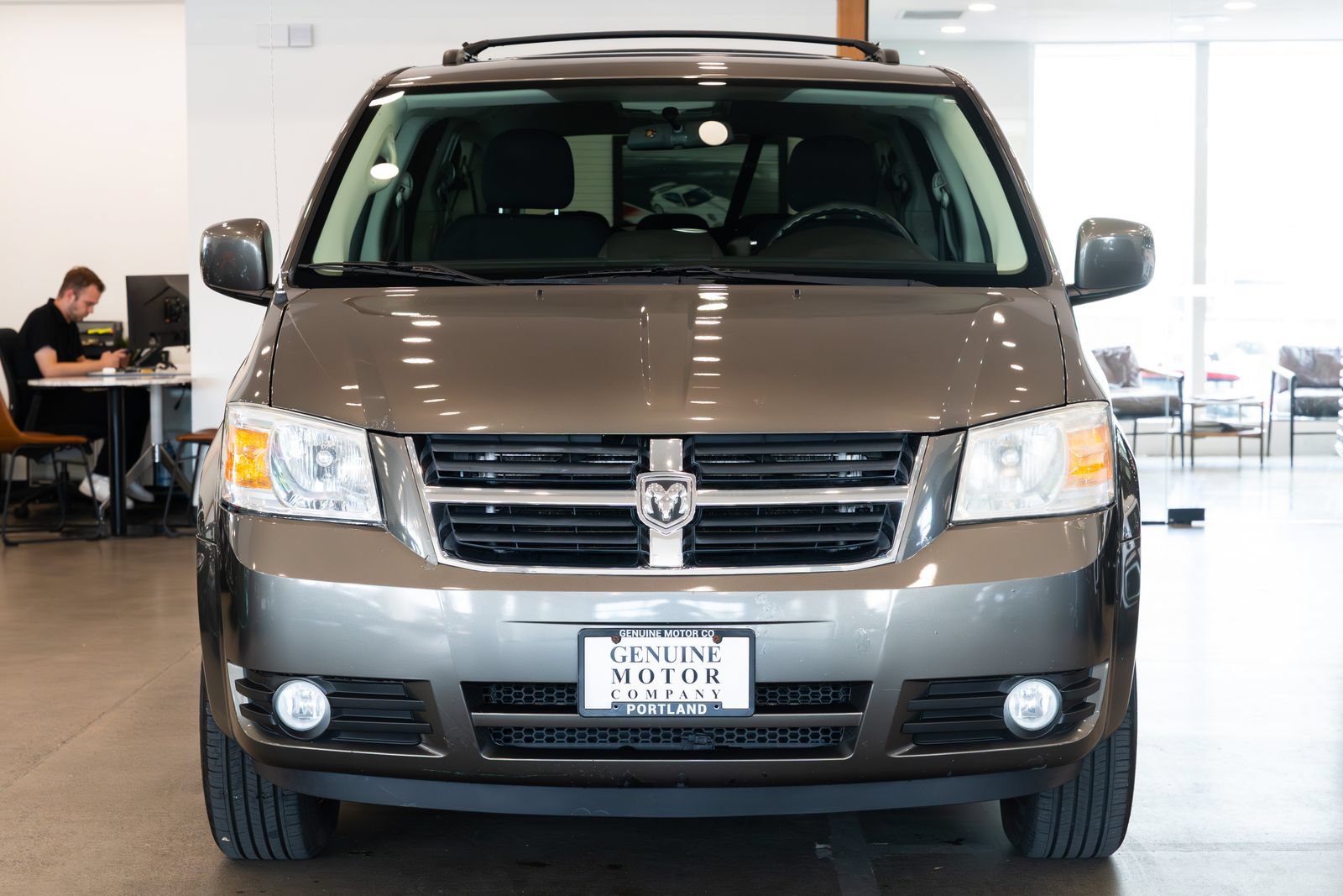 Used 2010 Dodge Grand Caravan SXT FWD image 2