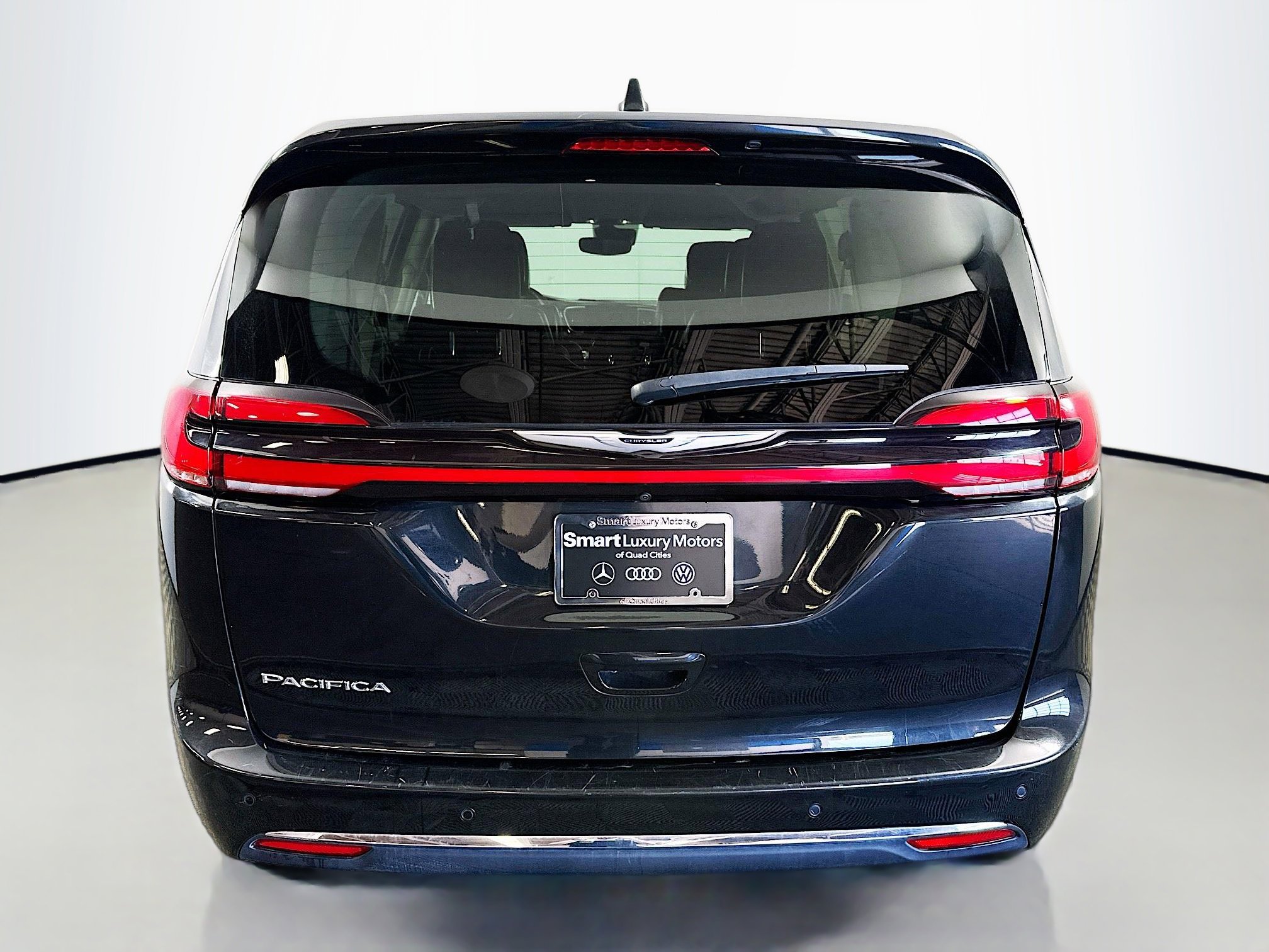 Used 2023 Chrysler Pacifica Touring-L FWD image 6