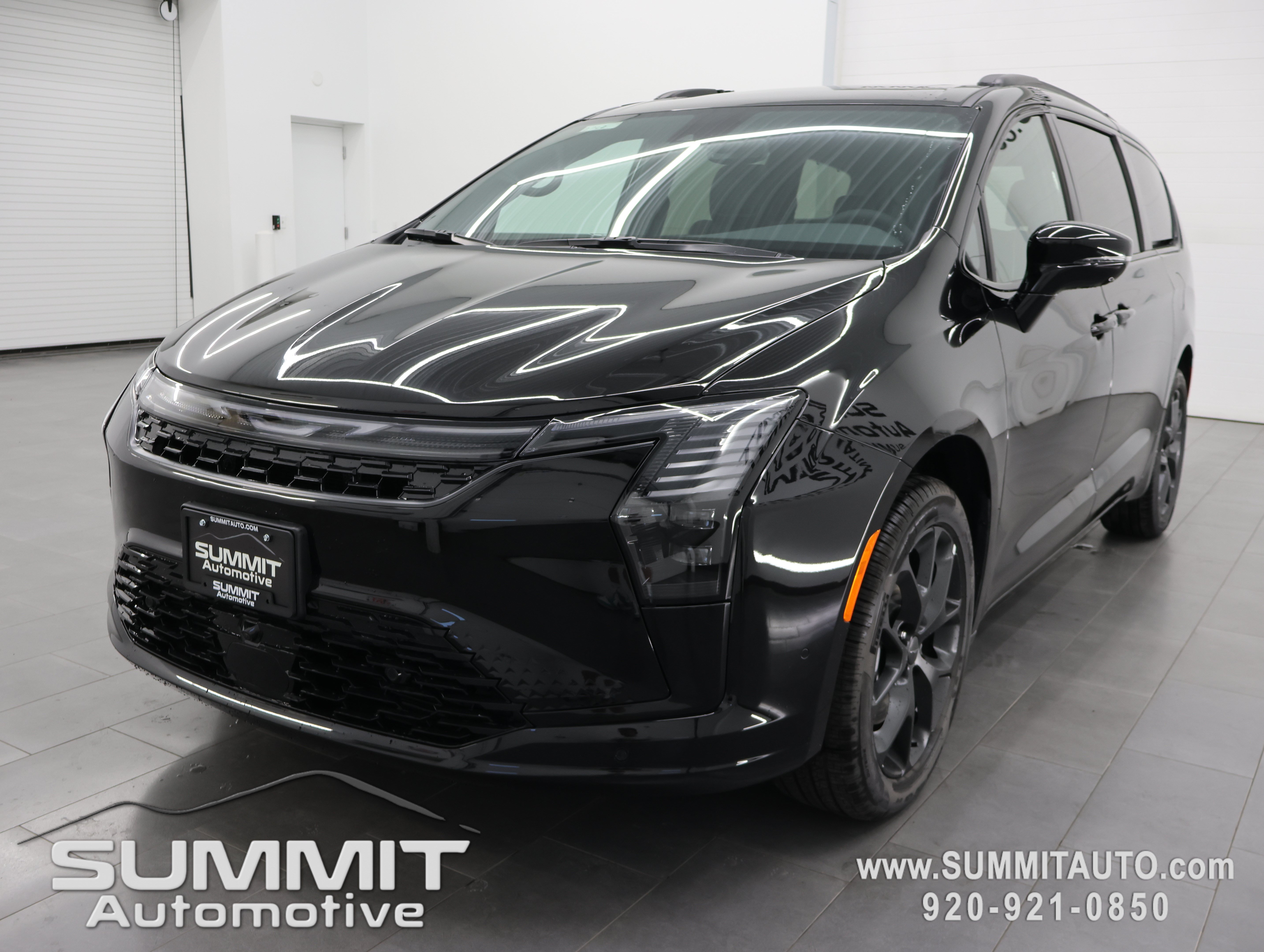 New 2027 Chrysler Pacifica Limited w/ Family Tech Group AWD/4WD image 7
