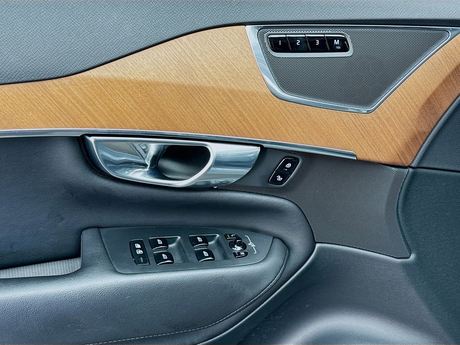 Used 2023 Volvo XC90 T8 Plus w/ Protection Package Premier image 13