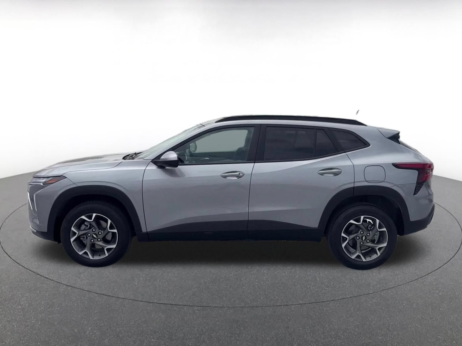 Used 2025 Chevrolet Trax LT FWD image 9