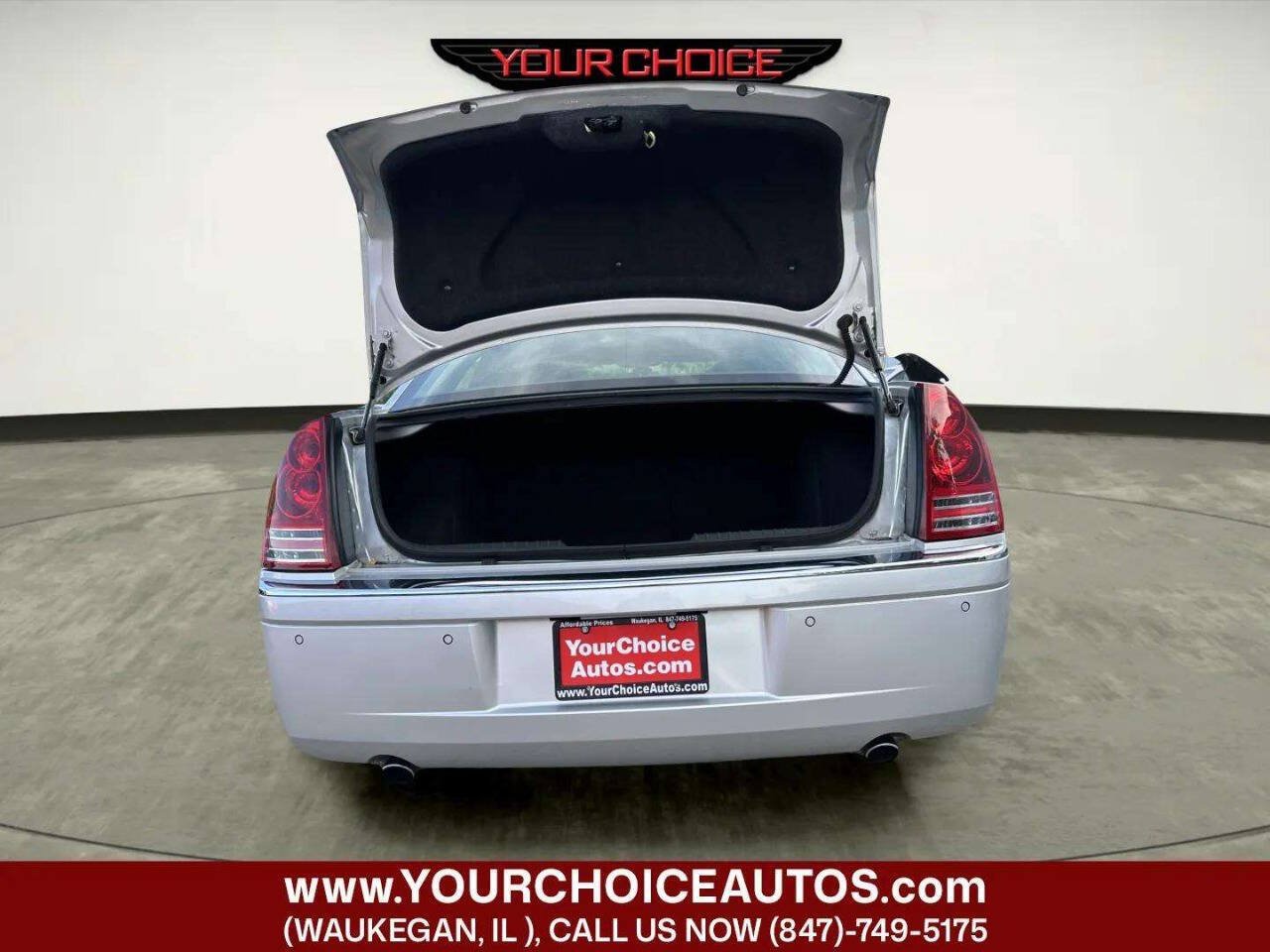 Used 2010 Chrysler 300 C w/ Luxury Group II RWD image 15