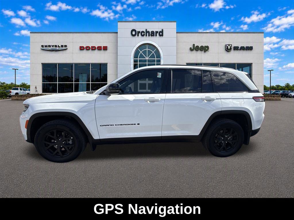 Used 2026 Jeep Grand Cherokee Altitude AWD/4WD image 2