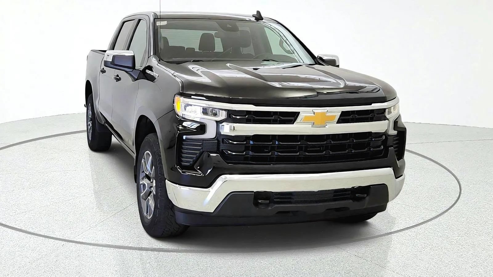 Used 2024 Chevrolet Silverado 1500 LT AWD/4WD image 2