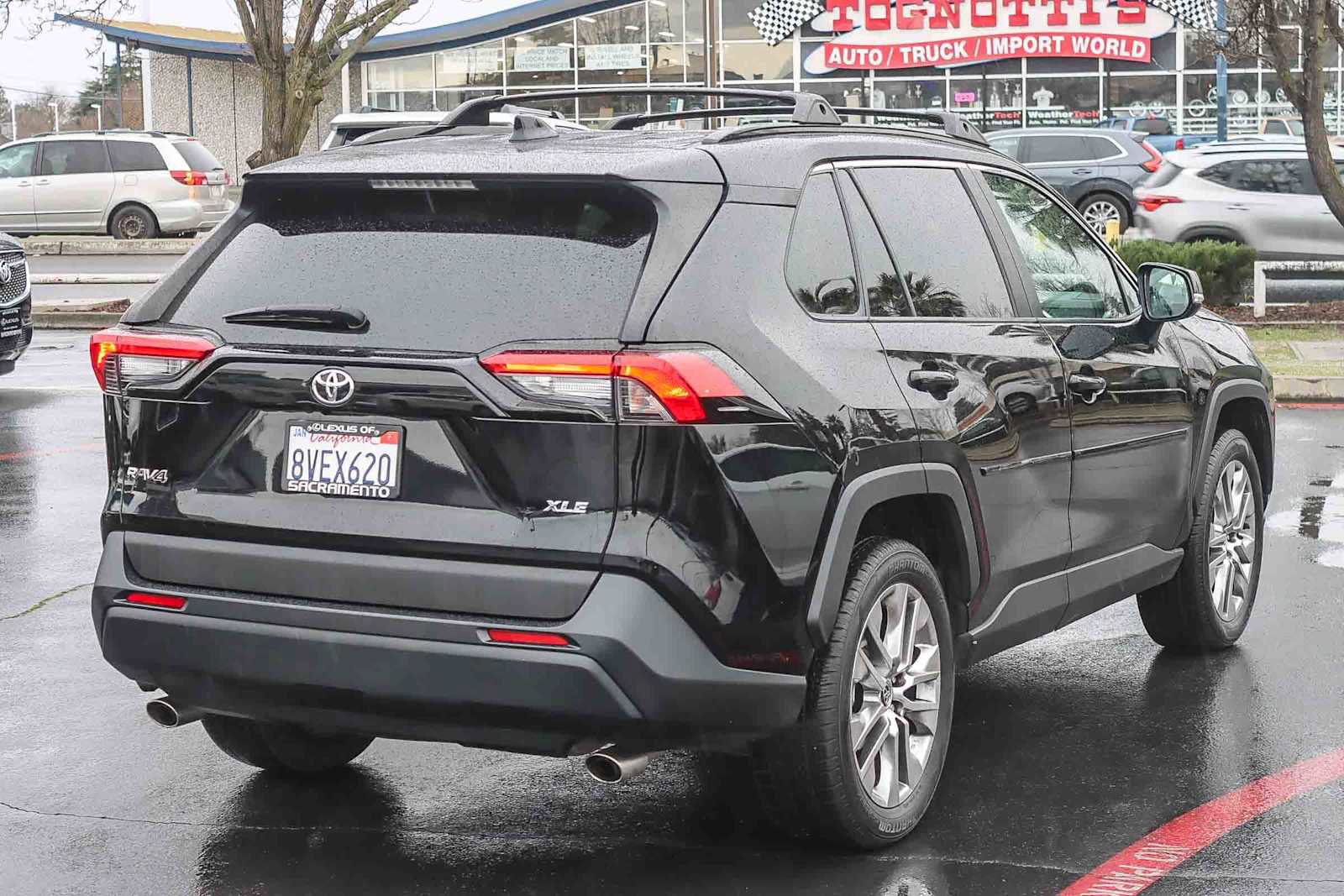 Used 2021 Toyota RAV4 XLE Premium image 4