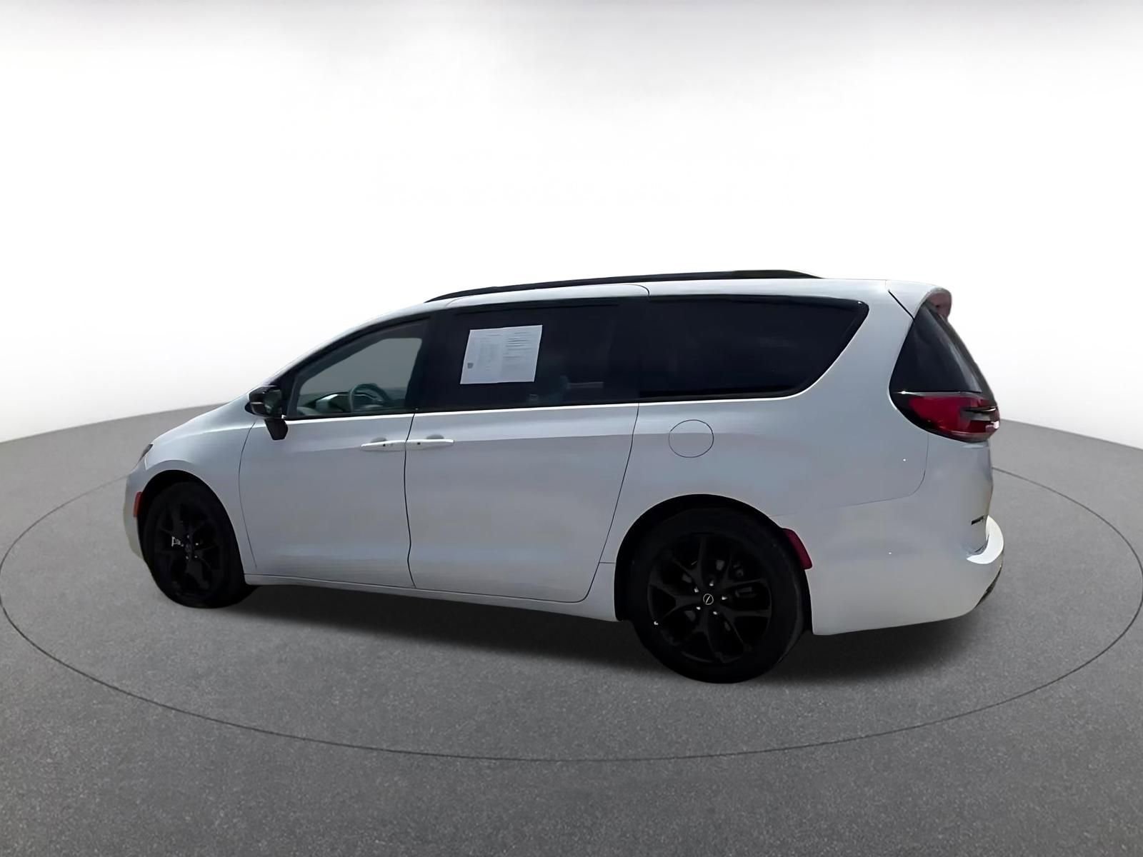 Used 2025 Chrysler Pacifica Limited FWD image 10