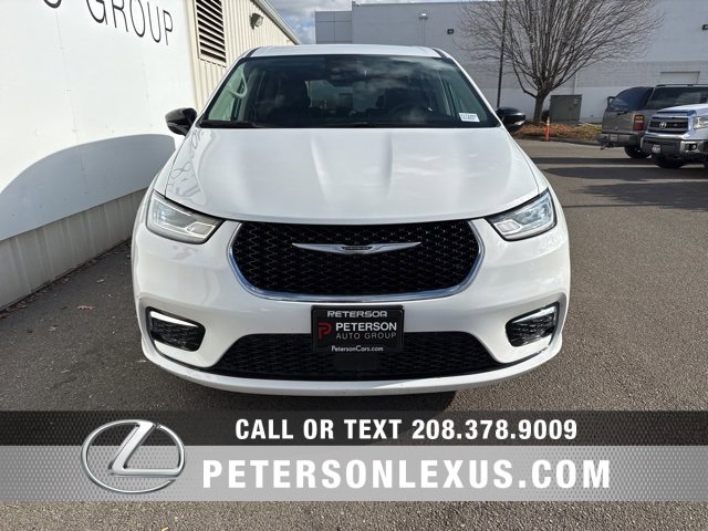 Used 2024 Chrysler Pacifica Touring-L image 8