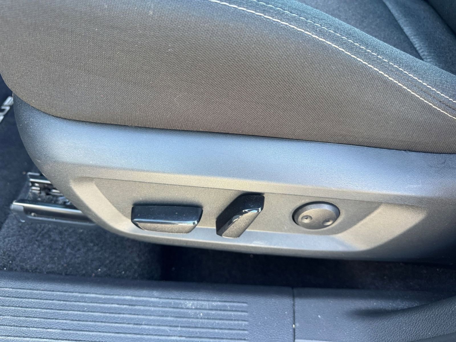 Used 2025 Nissan Rogue SV FWD image 22
