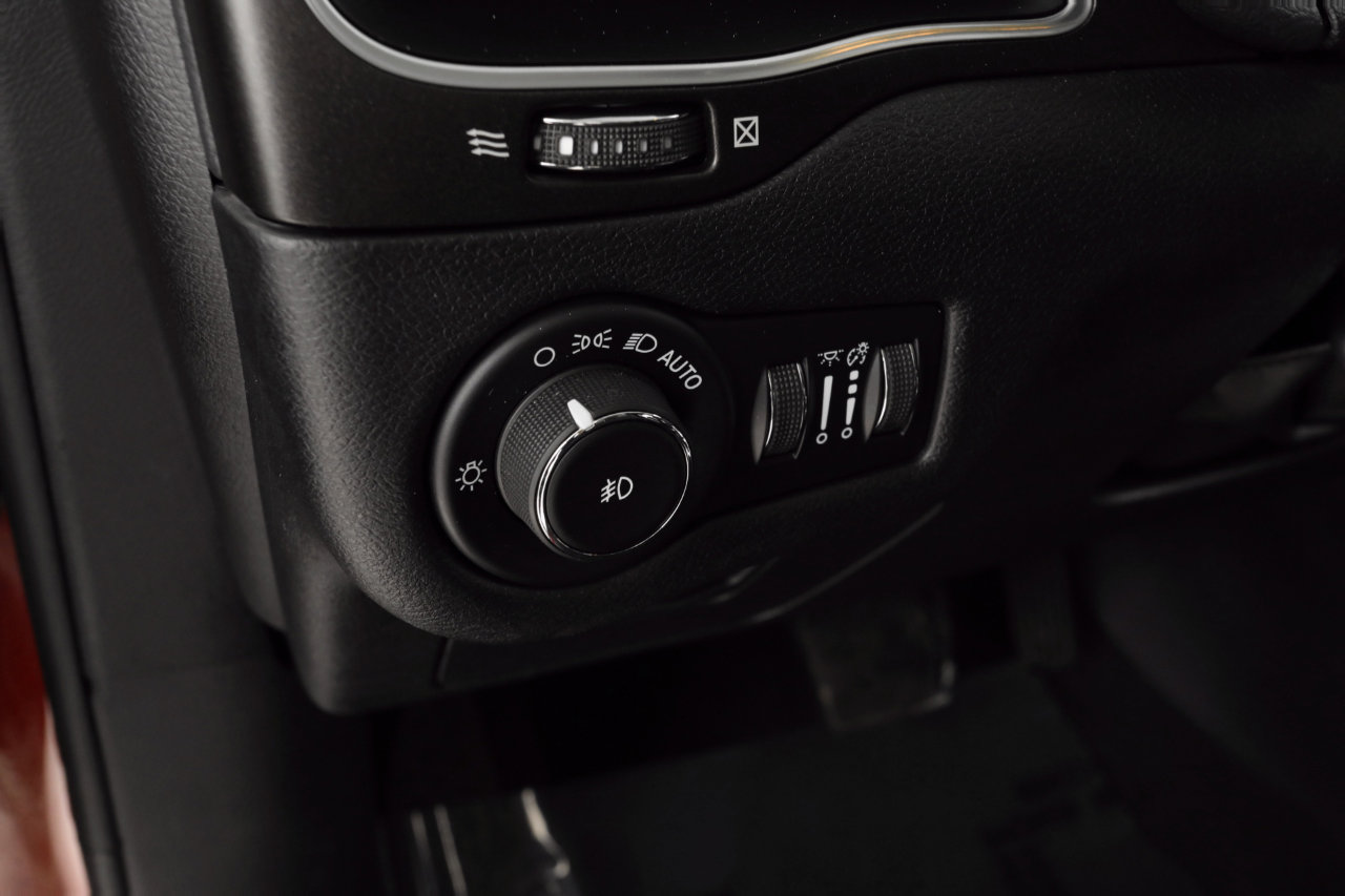 Used 2020 Jeep Cherokee Trailhawk w/ Cold Weather Group image 31