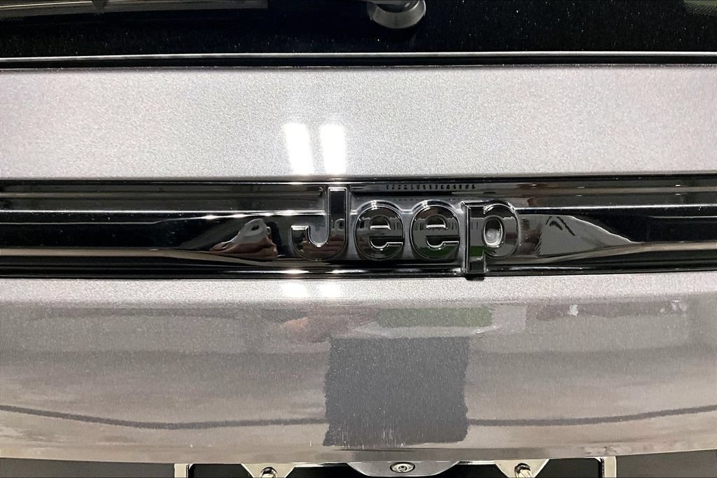 Used 2022 Jeep Grand Cherokee Altitude AWD/4WD image 39