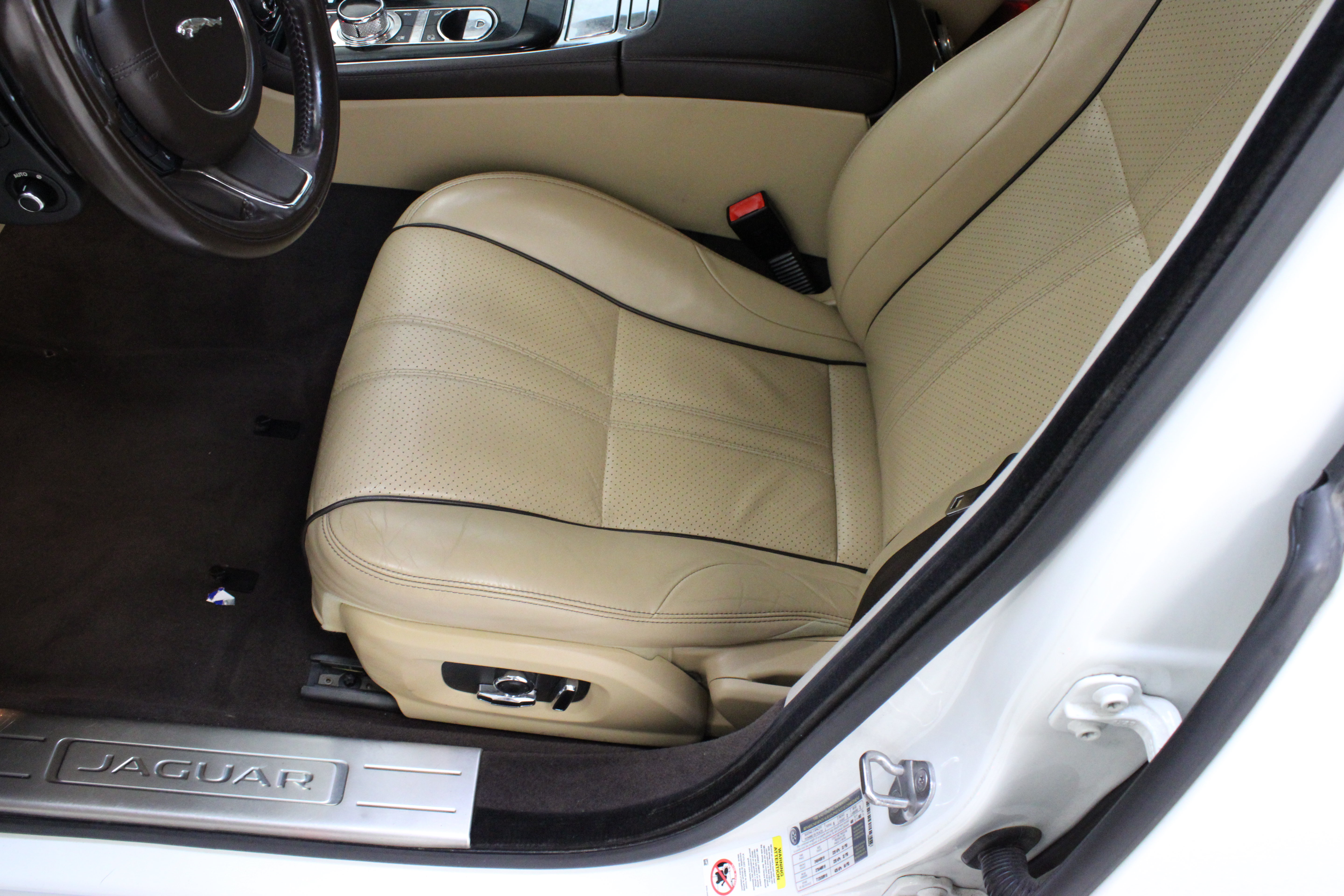 Used 2016 Jaguar XJ R-Sport RWD image 15