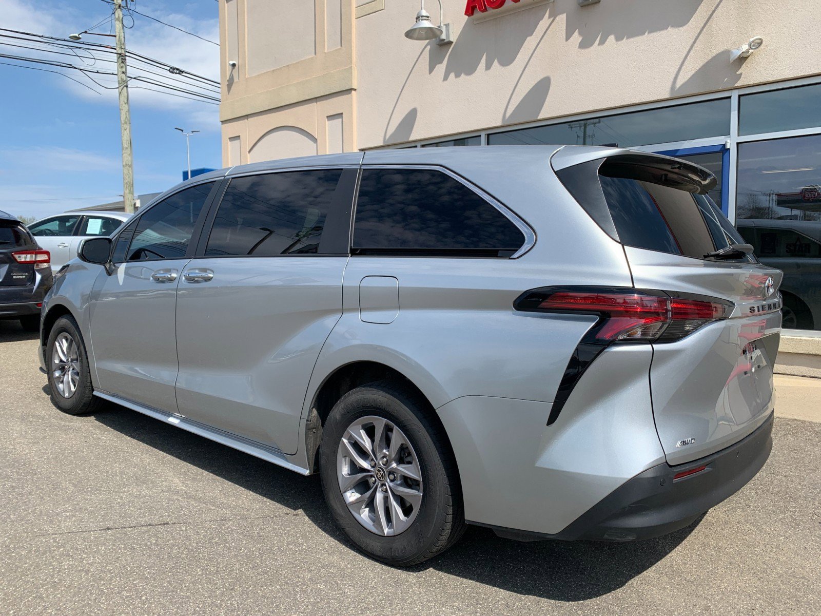 Used 2022 Toyota Sienna XLE AWD/4WD image 5