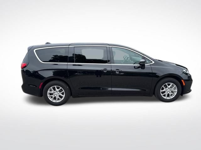 Used 2025 Chrysler Pacifica Select FWD image 6