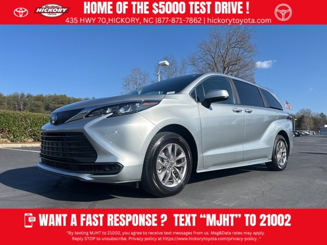 Used 2025 Toyota Sienna LE image 1