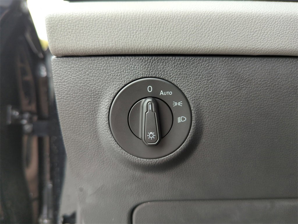 Used 2022 Volkswagen Taos SE w/ Panoramic Sunroof Package image 37