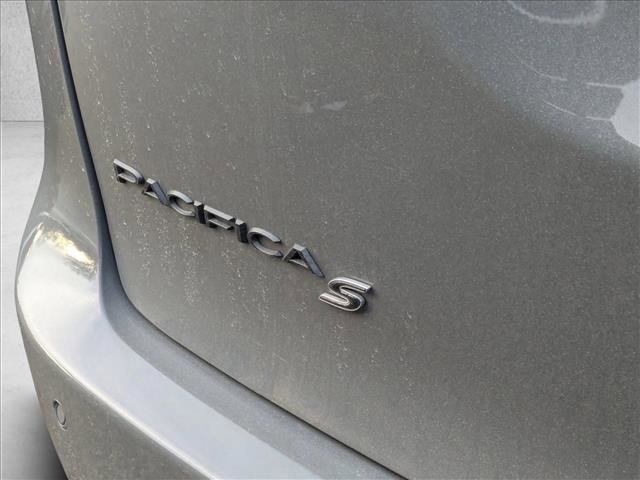 Used 2025 Chrysler Pacifica Limited image 11