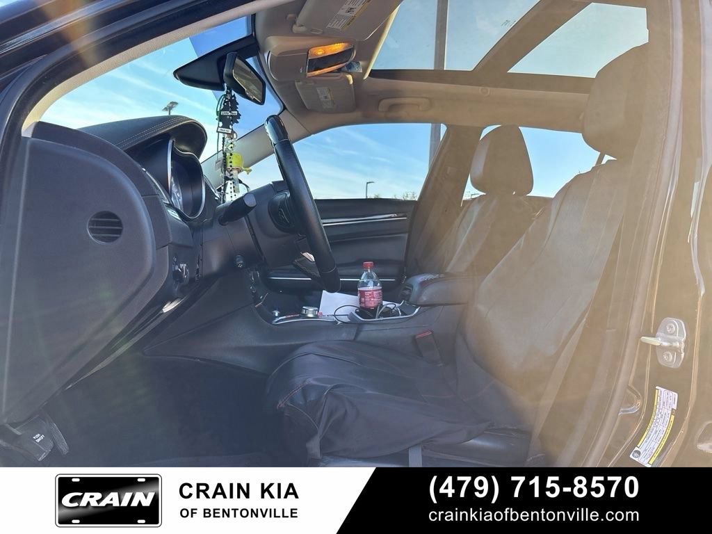 Used 2017 Chrysler 300 C RWD image 25