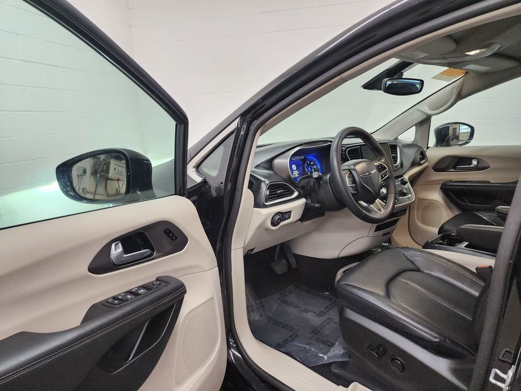 Used 2024 Chrysler Pacifica Touring-L FWD image 11